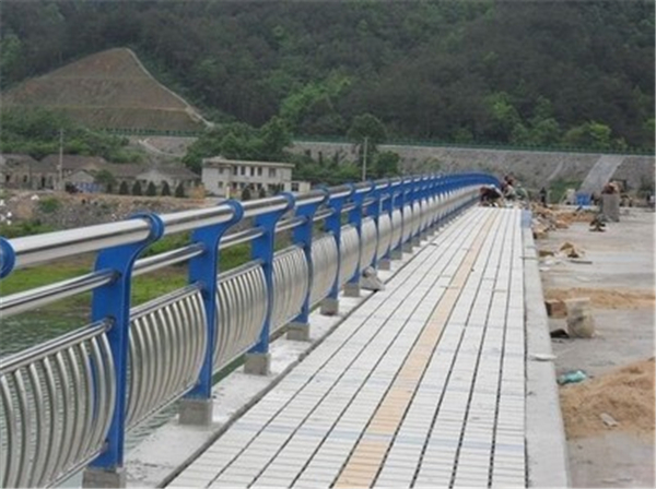 邵阳不锈钢桥梁护栏的特性及其在现代建筑中的应用
